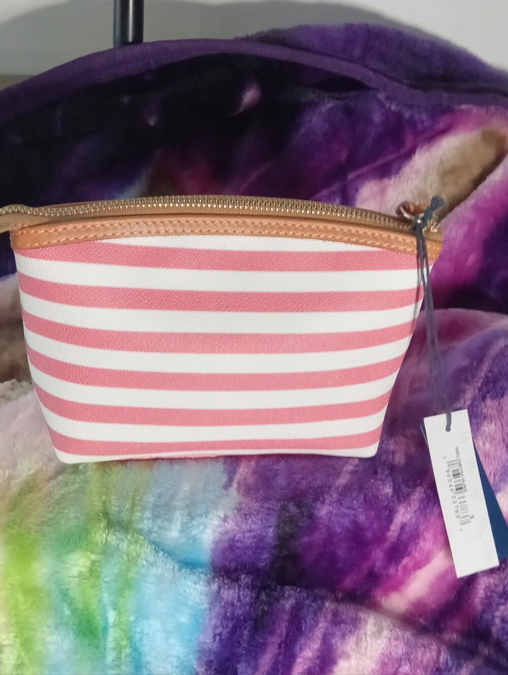 Dooney & Bourke Chevron Pattern Watermelon Pouch with Tan Leather Trim NWT - Picture 2 of 10